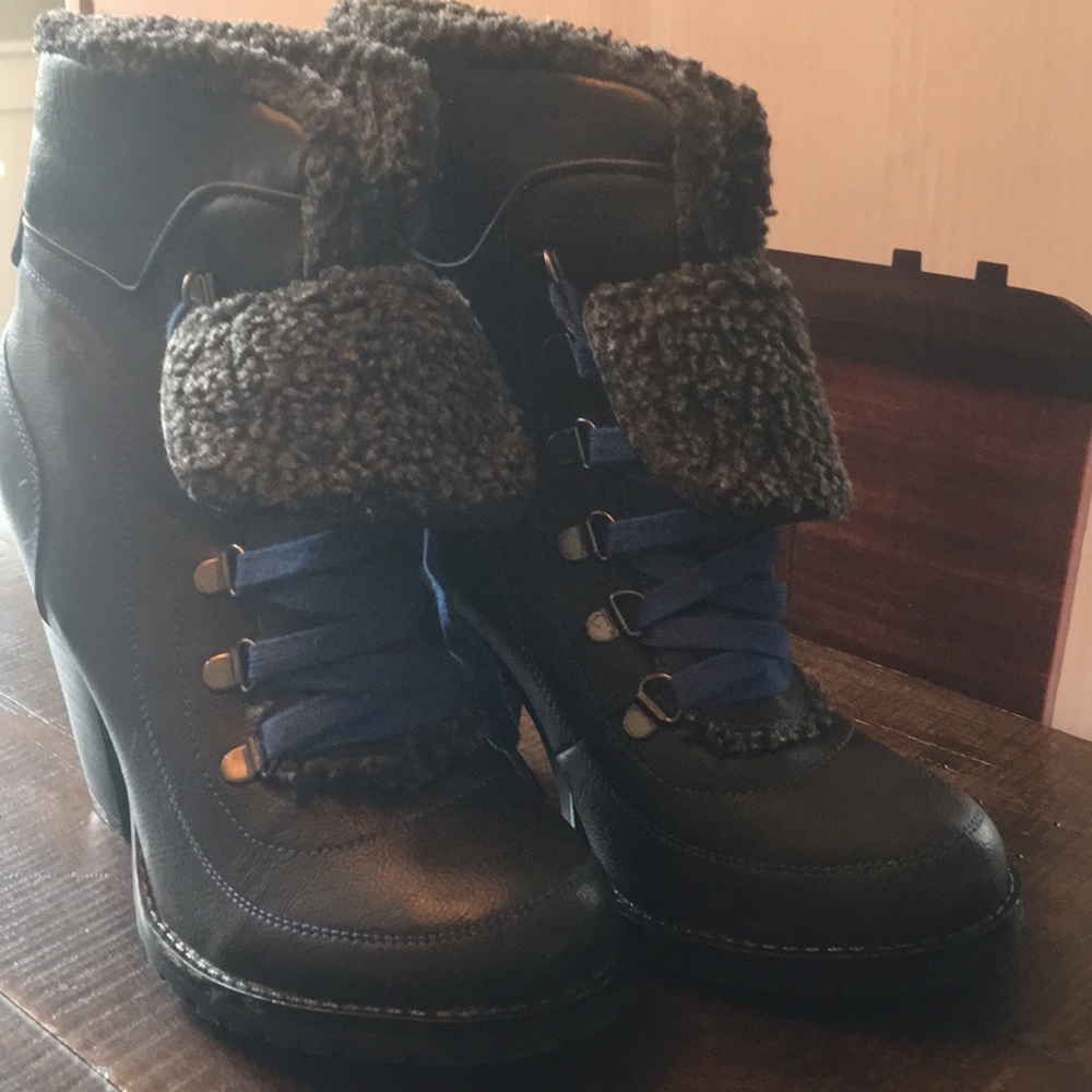 EUC Charlotte Russe Gray boots w/ blue laces